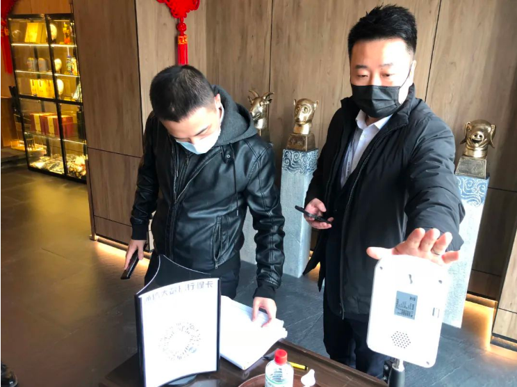 老街腾龙集团纪委、温泉集团纪委联合开展疫情防控监督检查工作