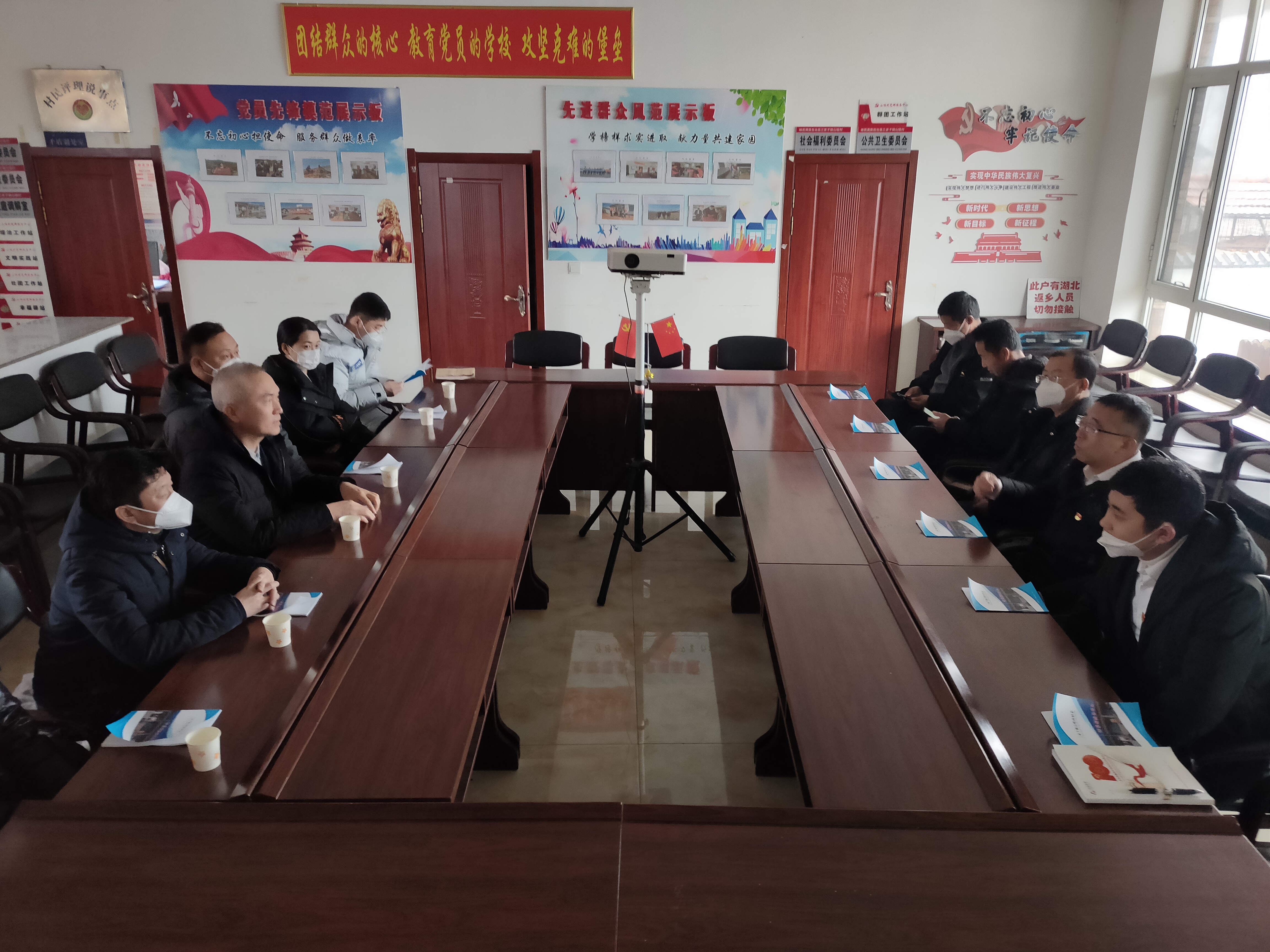 践行国企责任，迎新春送温暖——老街腾龙集团、温泉集团、公服集团前往驻村工作队 走访慰问
