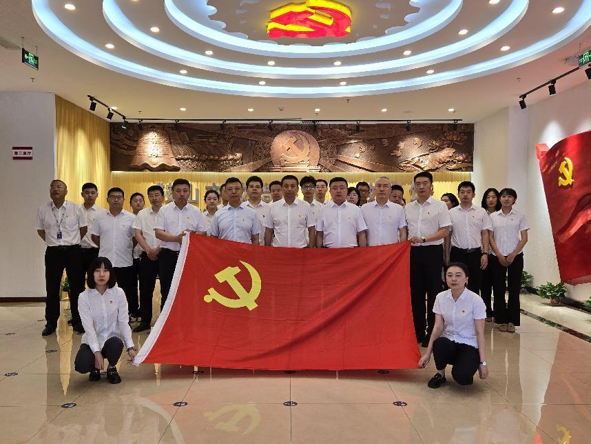 老街腾龙集团纪委组织党员干部参观警示教育馆